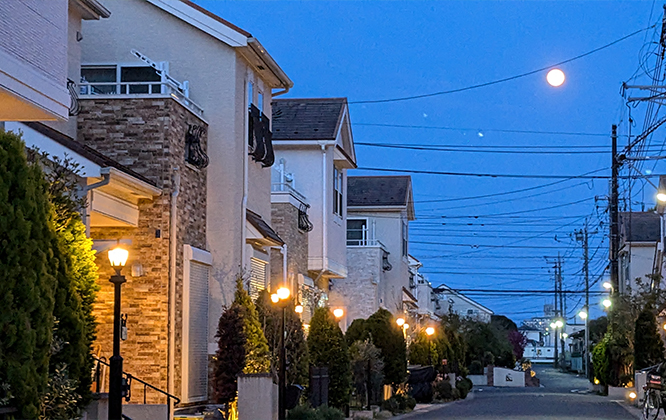 夜が到来し、暗い時間帯が長くなる時期特有の防犯対策とは